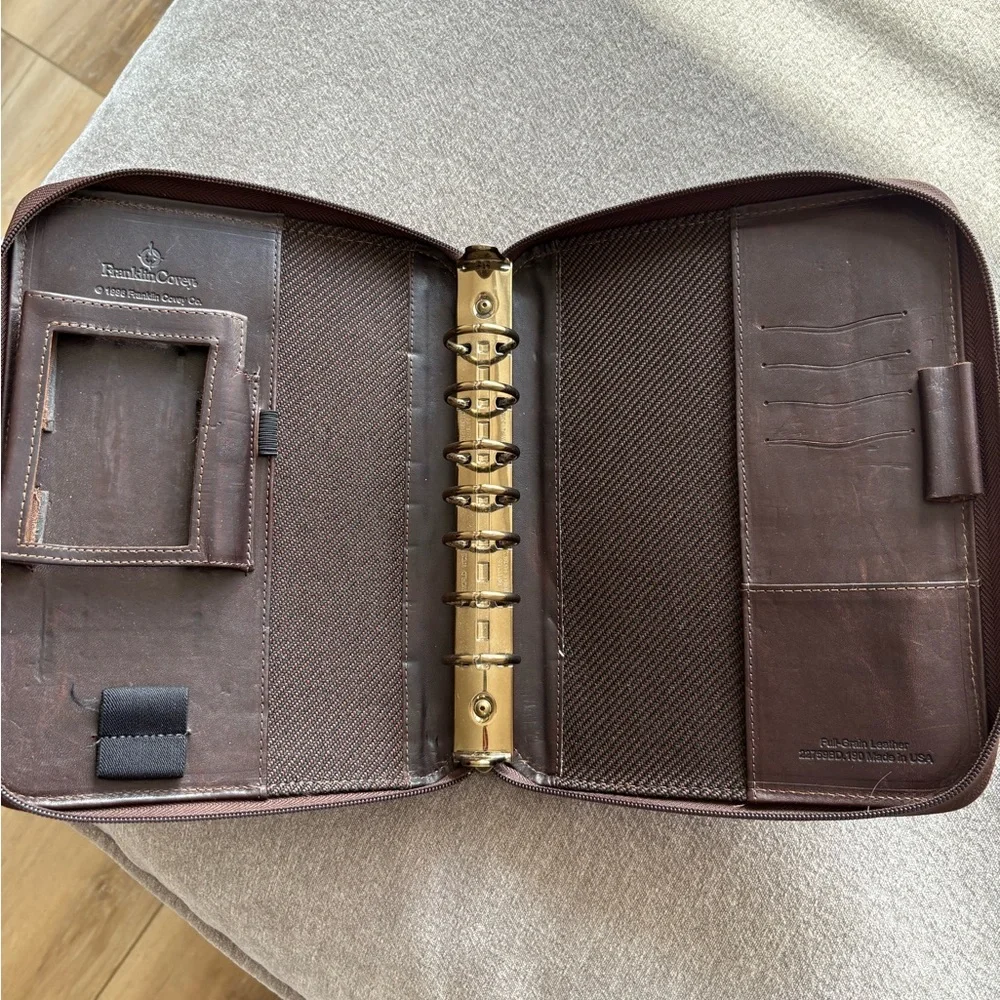 Franklin Covey 2-tone Brown Leather Zipfolio Organizer Binder 8x10